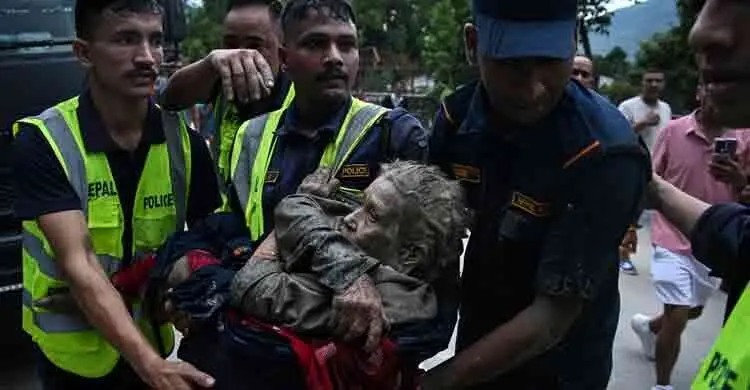 নেপালে ভয়াবহ বন্যা স্ত্রীকে বাঁচাতে তার হাতটা ধরে ছিলাম, কিন্তু... nepal flood 2 mtayltawts6055g 20260827093038